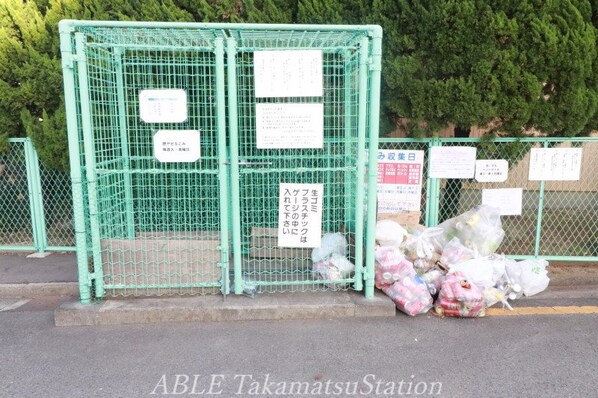 こぐま団地Ⅱ棟の物件外観写真